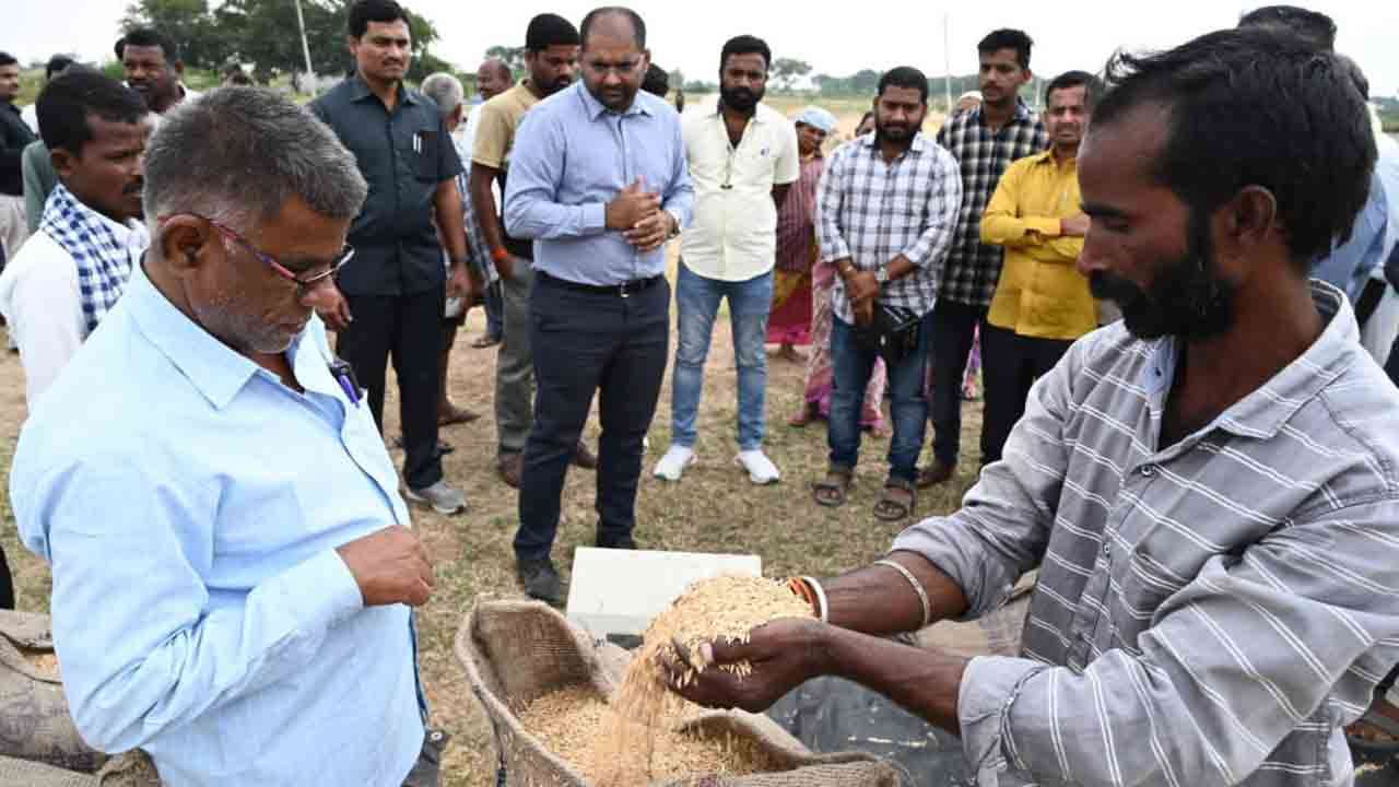 రైతులు కొనుగోలు కేంద్రాలకు రావాలి