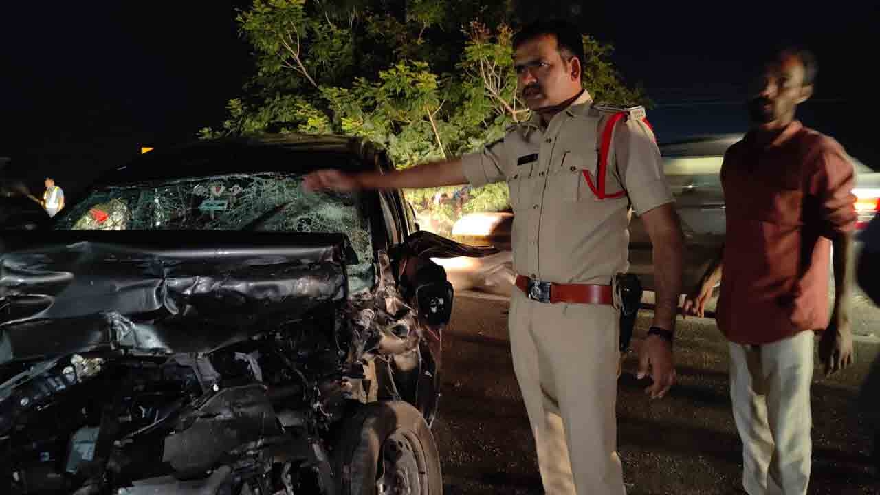 కారు, బొలెరో వాహనం ఢీకొని ఇద్దరు మృతి