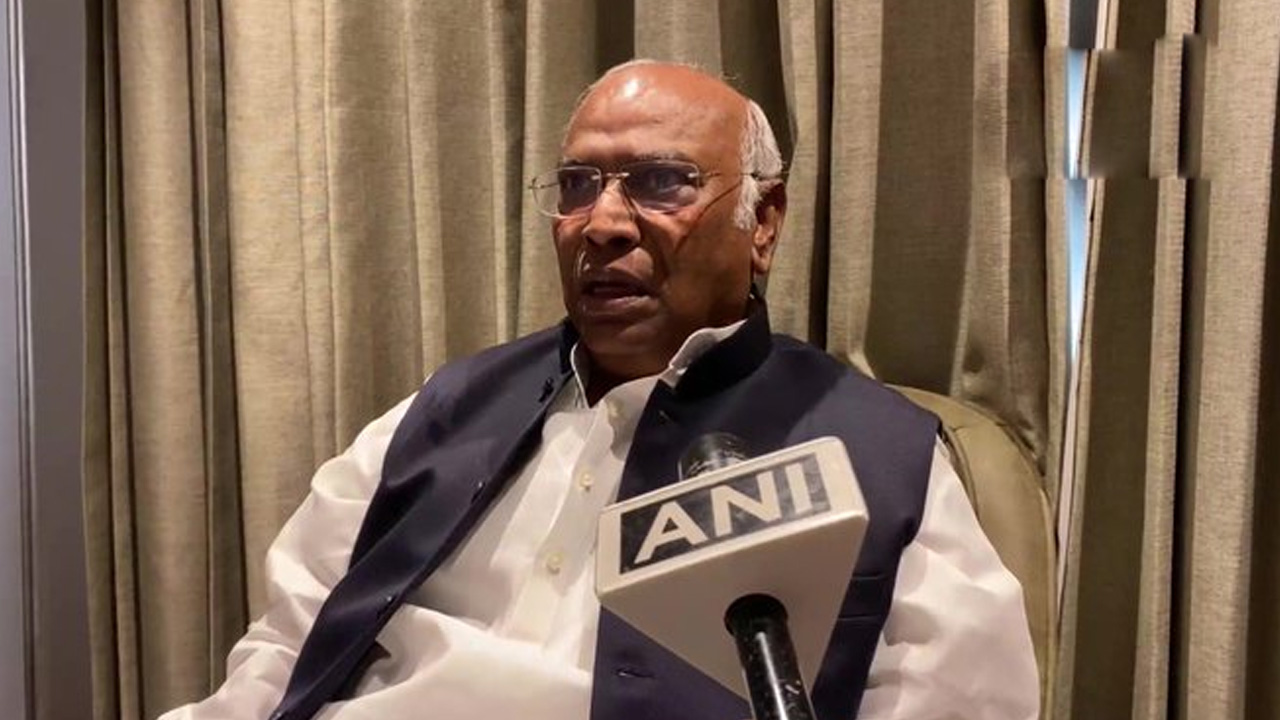 కొన్ని పార్టీలు రాజ్యాంగ విలువలను దెబ్బతీస్తున్నాయ్‌: మల్లికార్జున ఖర్గే