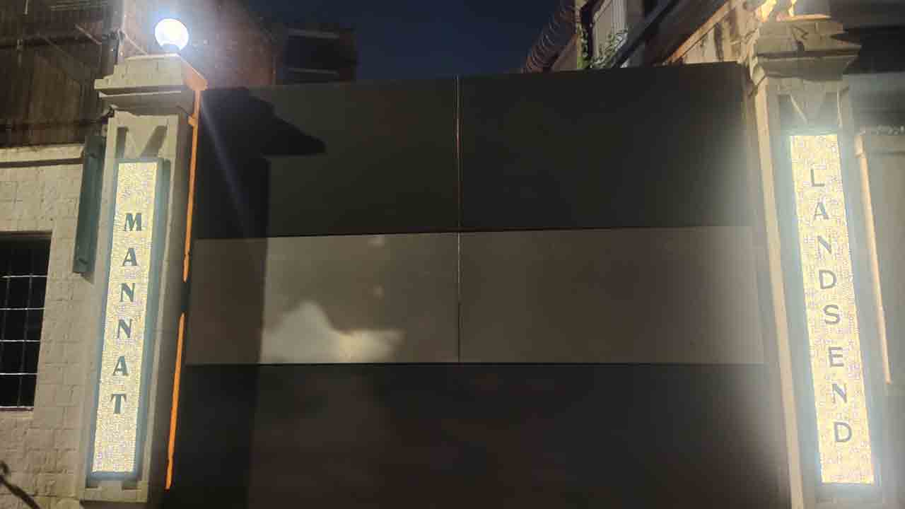 వజ్రాల నేమ్‌ప్లేట్‌తో మెరుస్తున్న షారుఖ్‌ కలల సౌధం.. మన్నత్‌ ముందు అభిమానుల సందడి..!