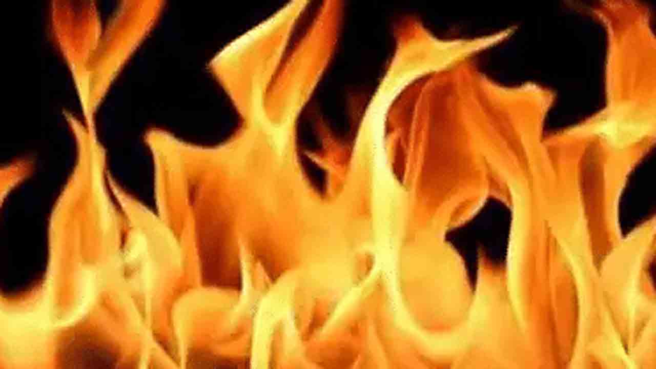 మరఠ్వాడ వర్సిటీలో దారుణం.. మంటల్లో కాలుతూ యువతిని గట్టిగా హత్తుకున్న   యువకుడు..!