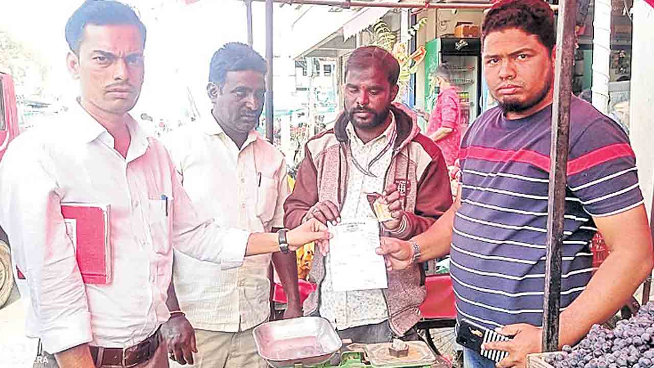 దుకాణాల్లో ఆకస్మిక తనిఖీలు