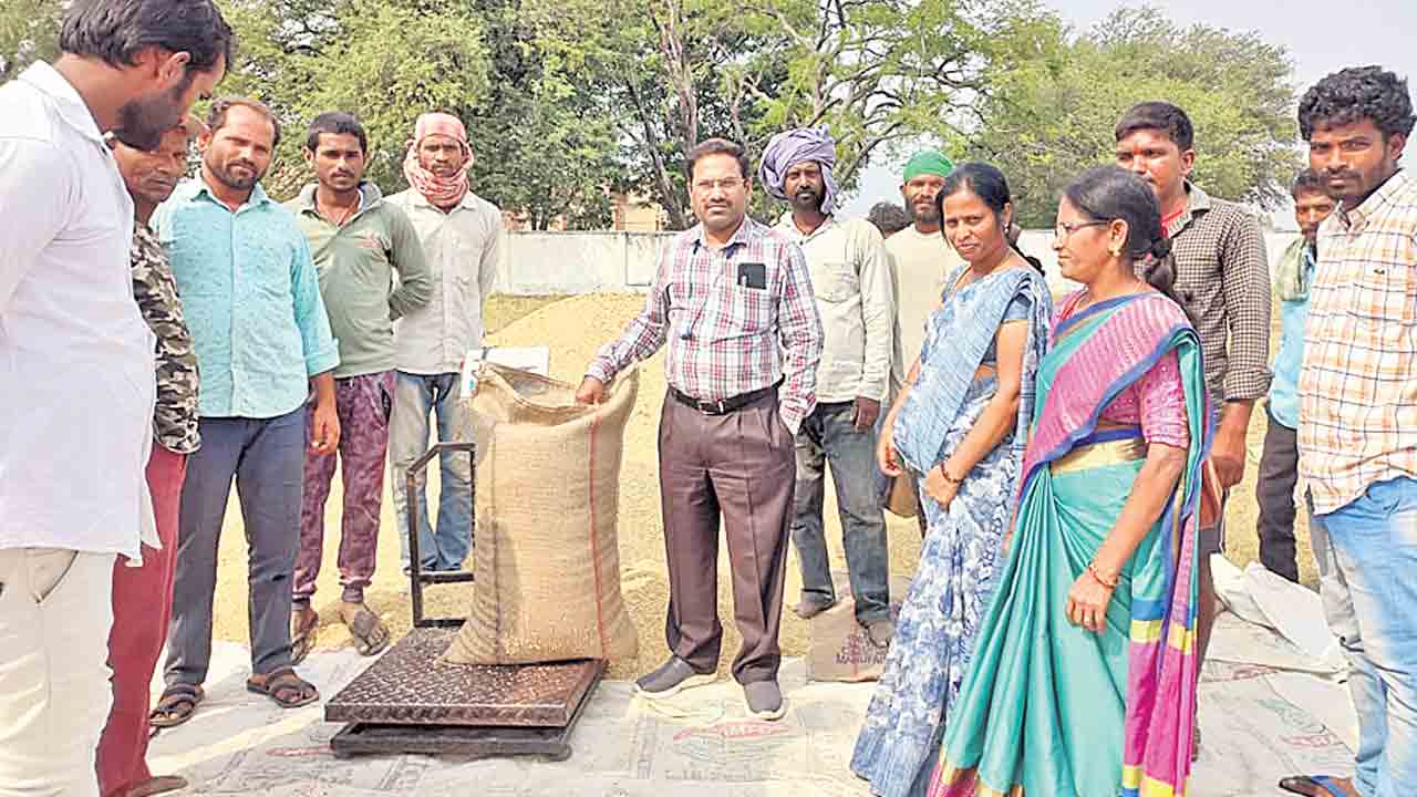 ధాన్యం సేకరణలో మహిళా శక్తి