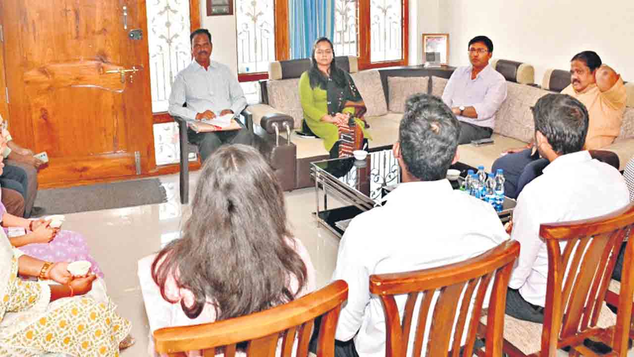 స్థానికతను పుణికిపుచ్చుకోవాలి