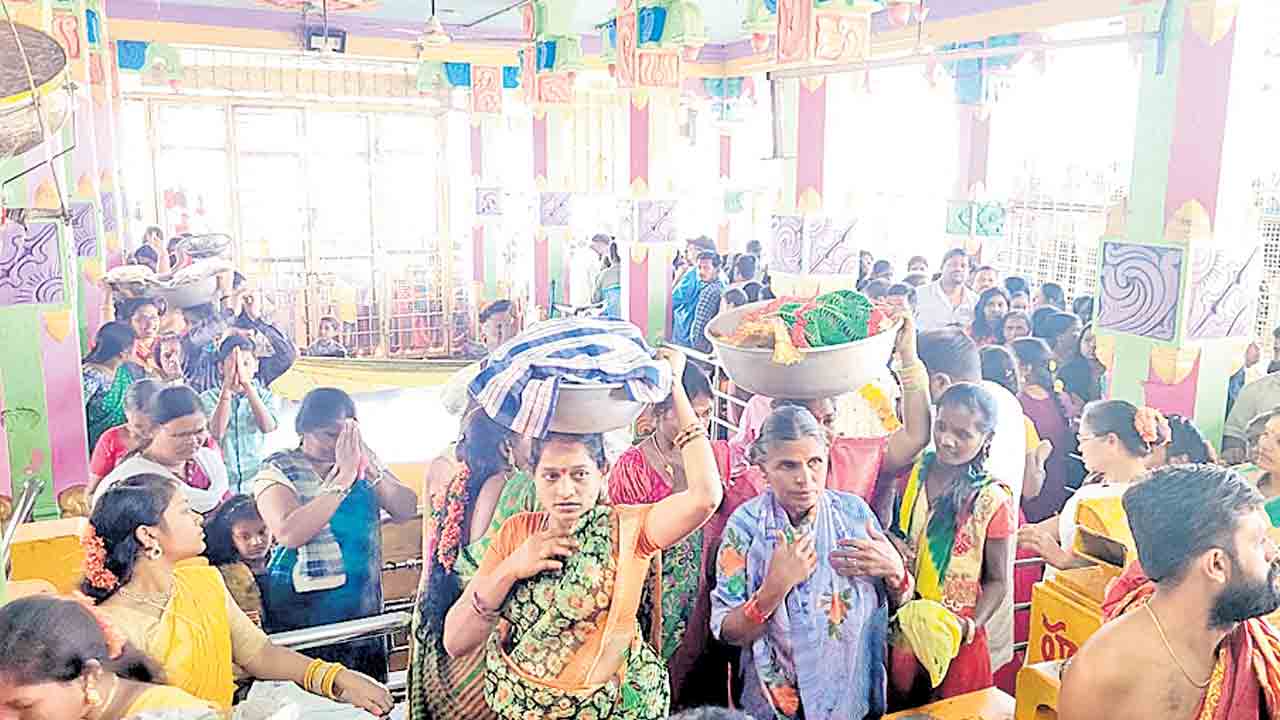 ఏడుపాయల్లో భక్తుల సందడి