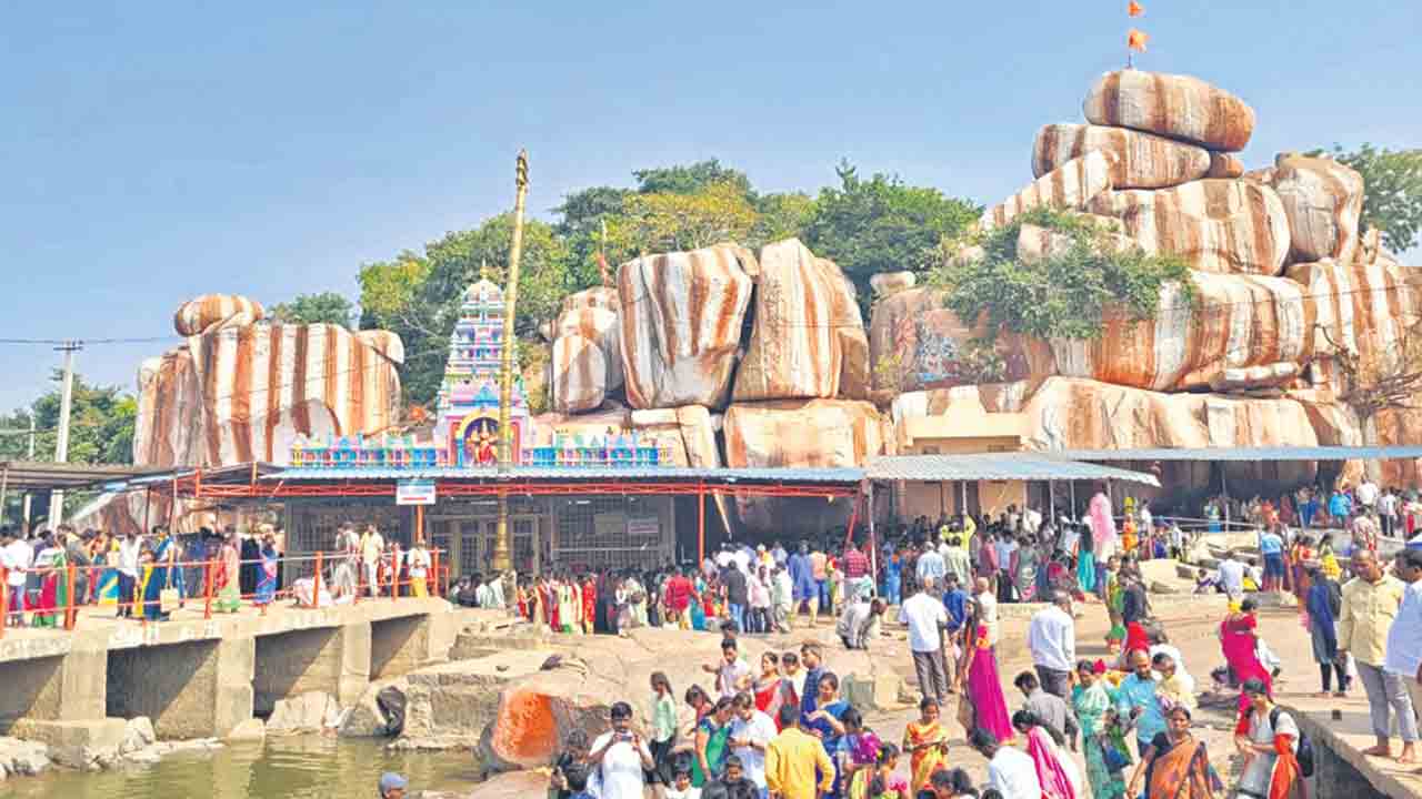 ఏడుపాయల్లో భక్తుల సందడి