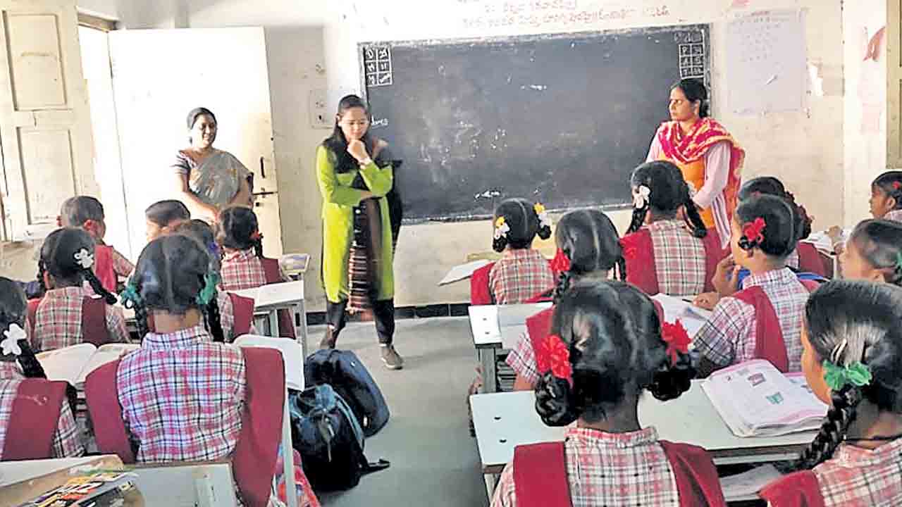 విద్యార్థులను తీర్చిదిద్దాలి