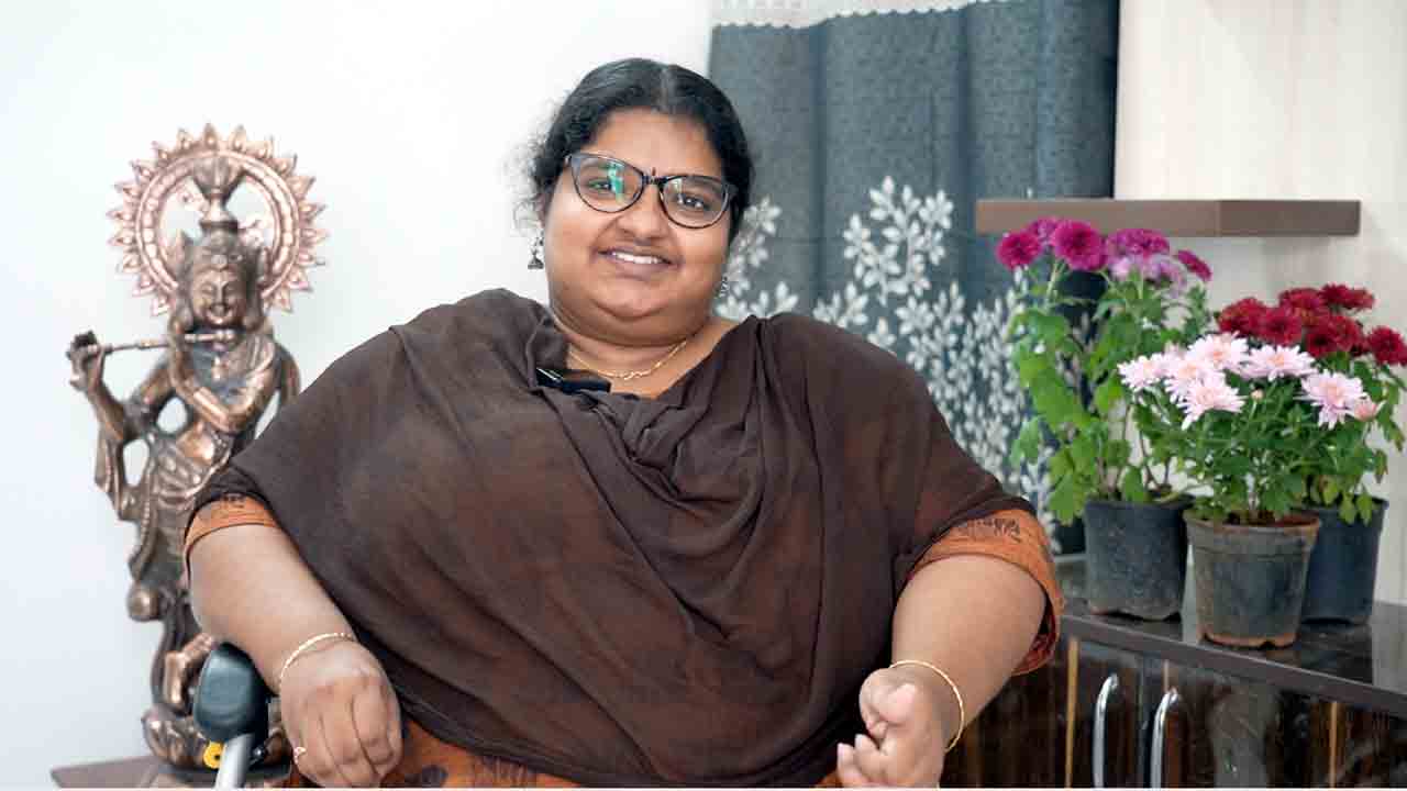 Meenakshi | వీల్‌ చెయిర్‌ మీదే విజయ యాత్ర.. 26 ఆపరేషన్లతో ఒళ్లు ఛిద్రమైనా వందల మందికి ఉపాధి చూపిస్తోంది