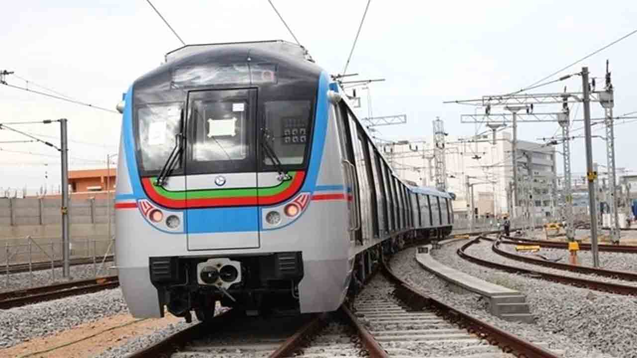 హైదరాబాద్‌ మెట్రో సేవలకు అంతరాయం.. అరగంటకుపైగా నిలిచిన రైళ్లు