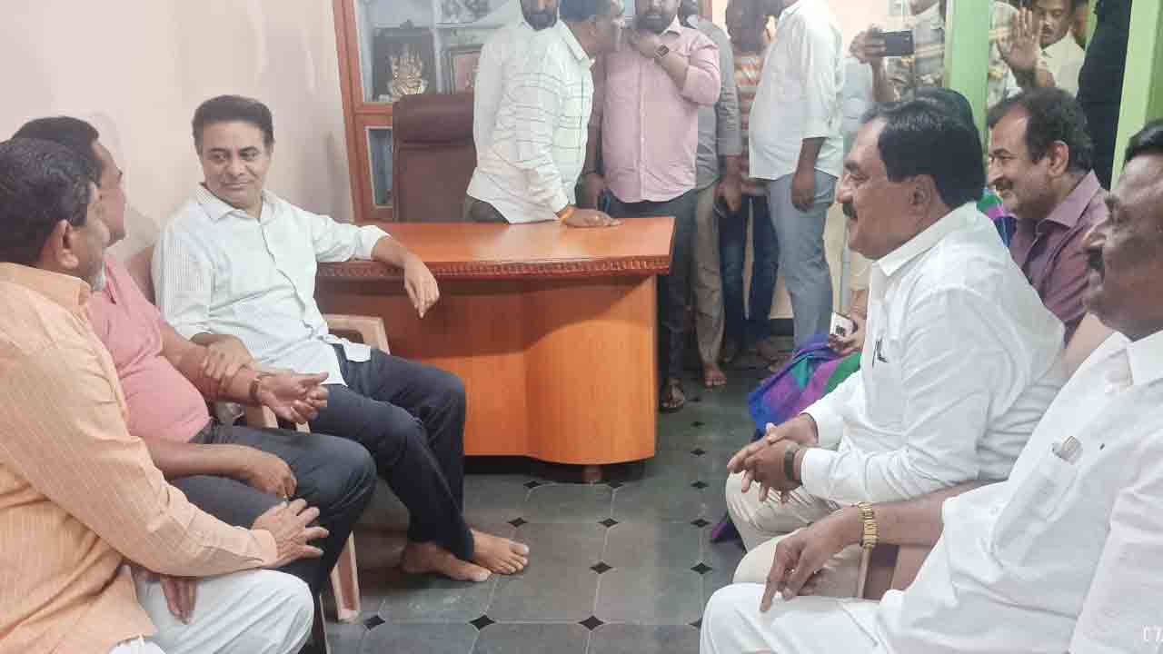 విప్ గంప గోవర్ధన్‌కు మంత్రి కేటీఆర్ పరామర్శ