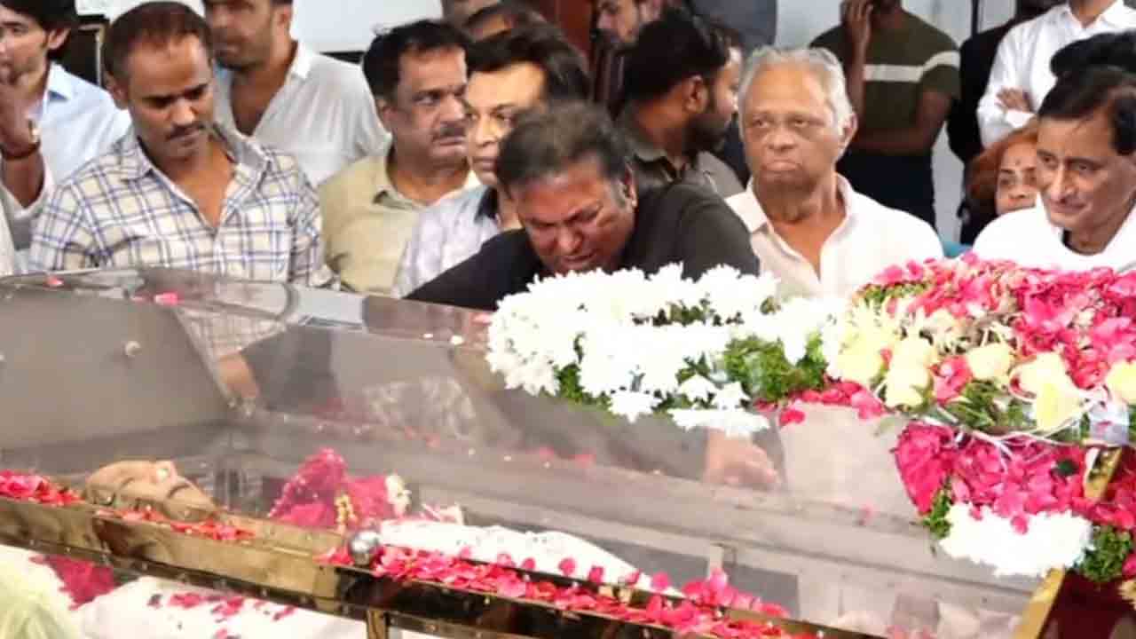 కృష్ణ పార్థివదేహం వద్ద భావోద్వేగానికి గురైన మోహన్‌ బాబు