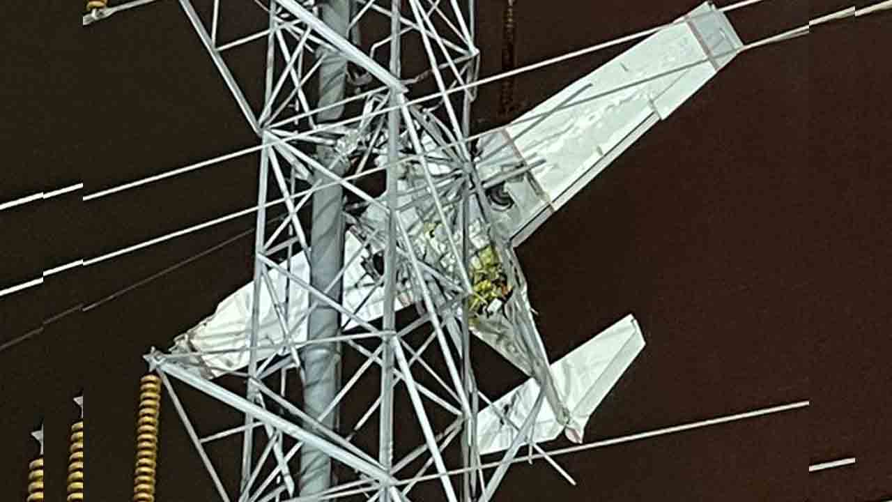 కరెంటు తీగలపై కూలిన విమానం.. 90 వేల ఇండ్లకు నిలిచిన విద్యుత్‌