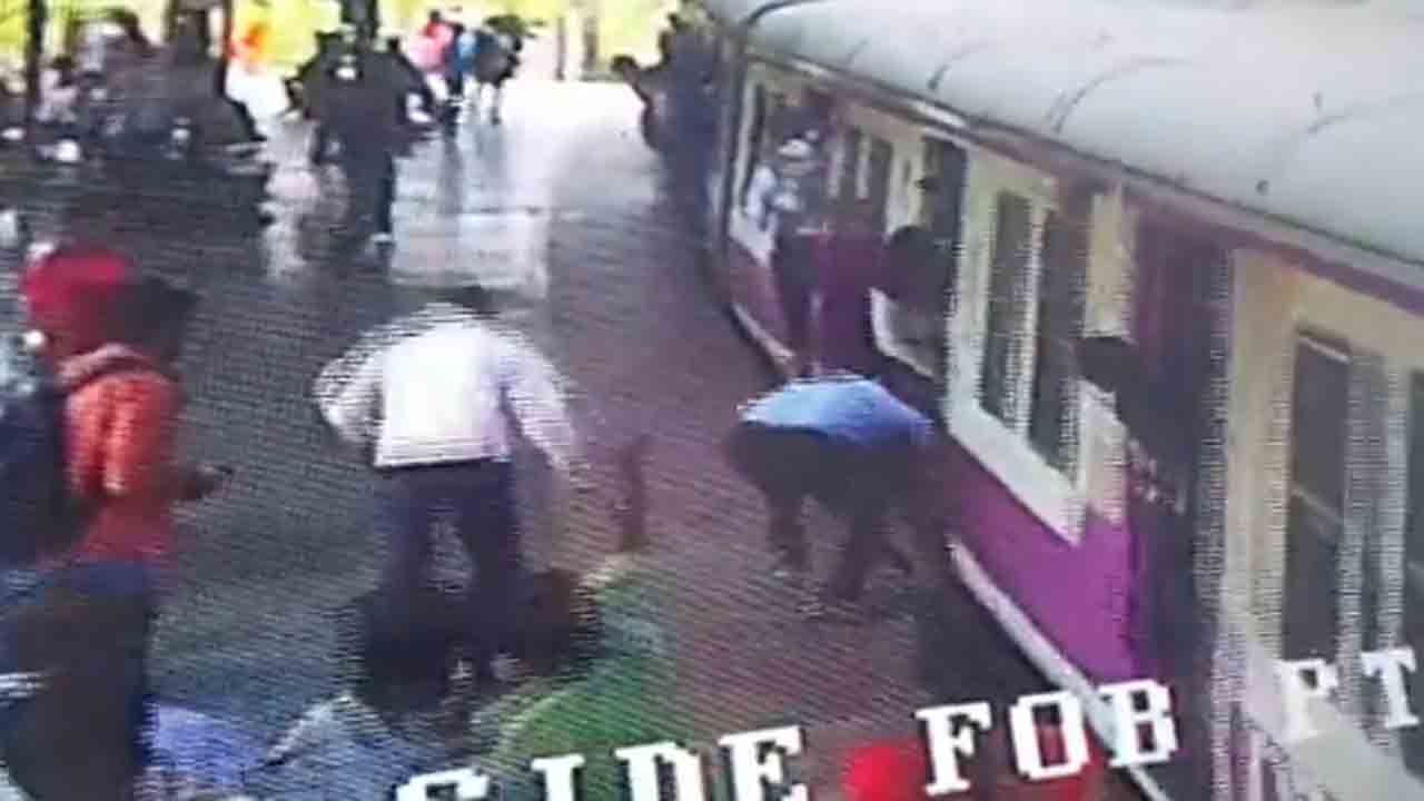 Viral Video | కదులుతున్న రైలు నుంచి పడిపోబోయిన తల్లీబిడ్డను కాపాడిన పోలీసులు..