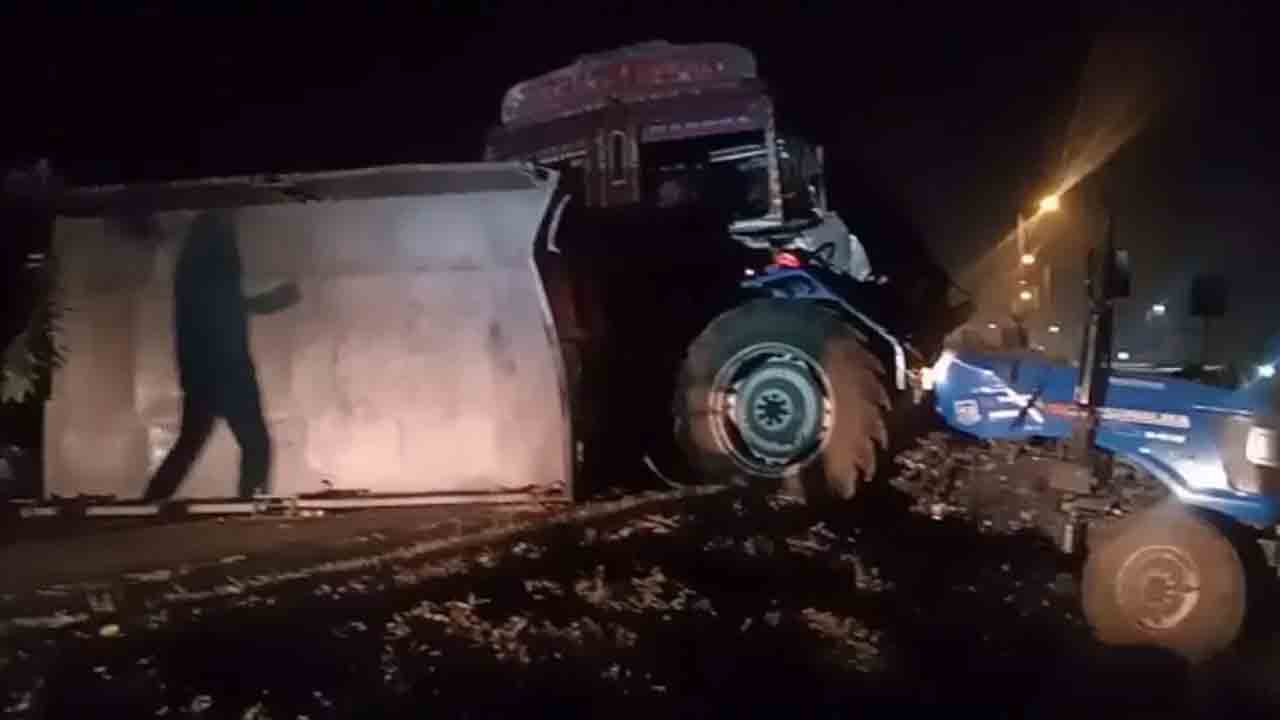 రాంగ్‌రూట్‌లో వస్తున్న ట్రాక్టర్‌ను ఢీకొట్టిన లారీ.. ఐదుగురు దుర్మరణం