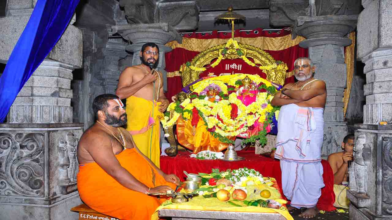 యాదాద్రిలో శాస్ర్తోక్తంగా నిత్యారాధనలు