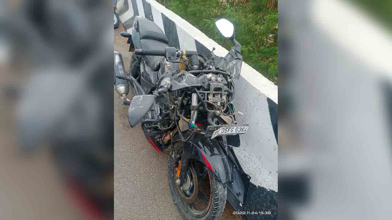 రోడ్డు ప్రమాదంలో యువకుడి మృతి