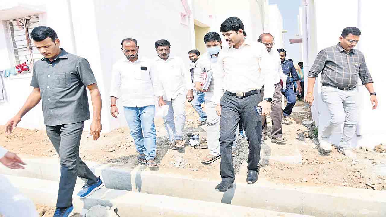 ‘డబుల్‌ ఇండ్ల’ను త్వరగా పూర్తి చేయాలి