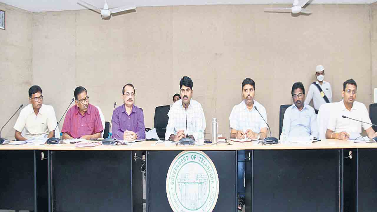 గడువులోపు డబుల్‌ బెడ్‌రూమ్‌ ఇండ్లు పూర్తి చేయాలి