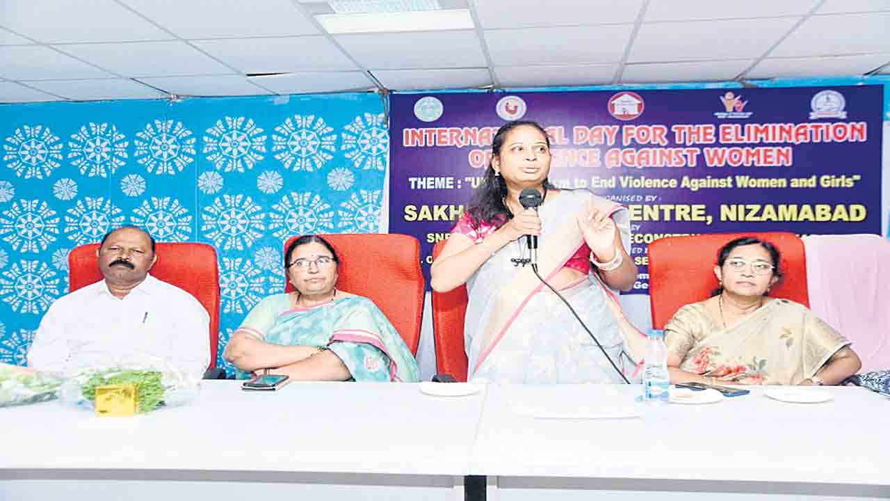 బాలికలు చట్టాలపై అవగాహన పెంచుకోవాలి