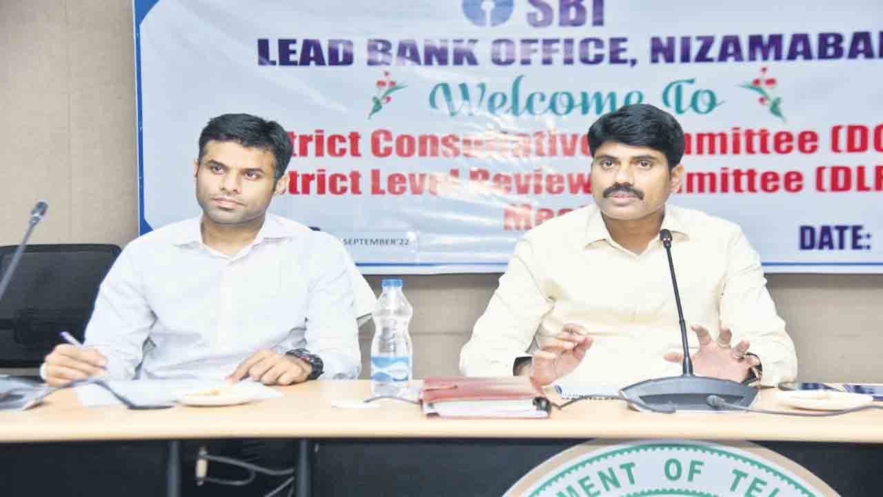 పంట రుణాల పంపిణీలో ఉదాసీనత వీడాలి