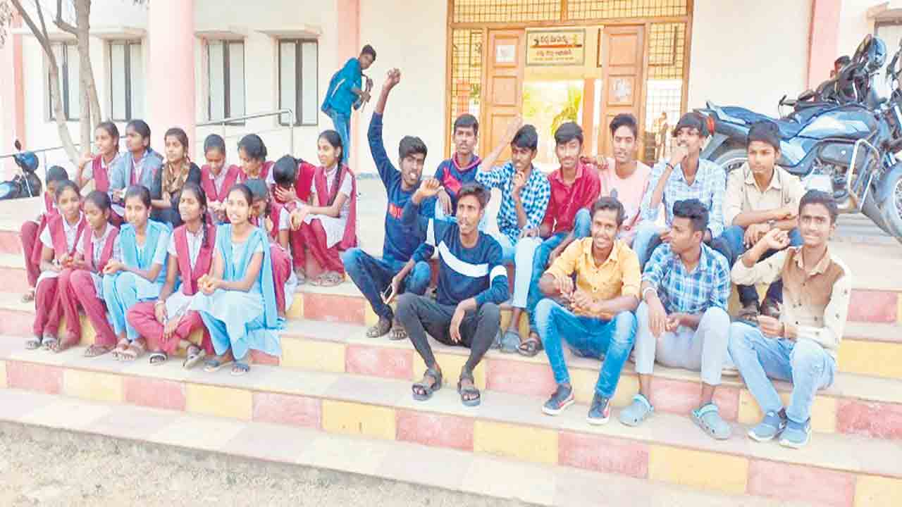 విద్యార్థినులపై చేయిచేసుకున్న ఉపాధ్యాయురాలు