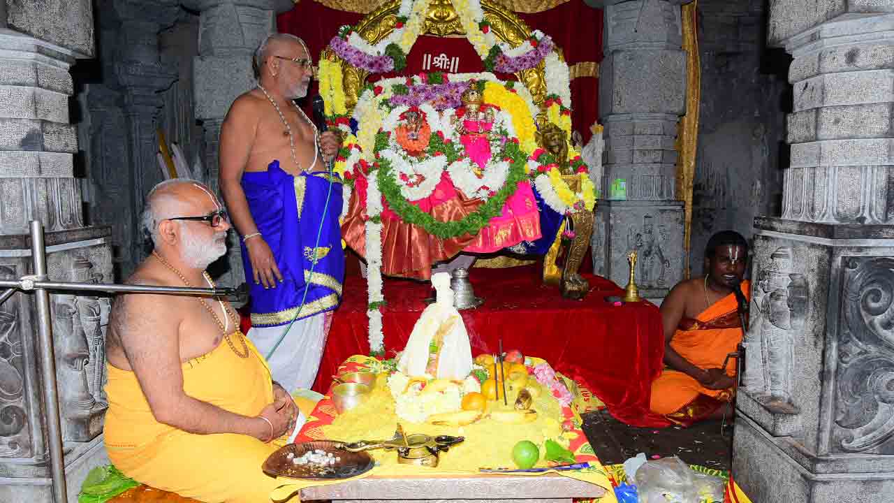 యాదాద్రిలో భక్తజన కోలాహలం