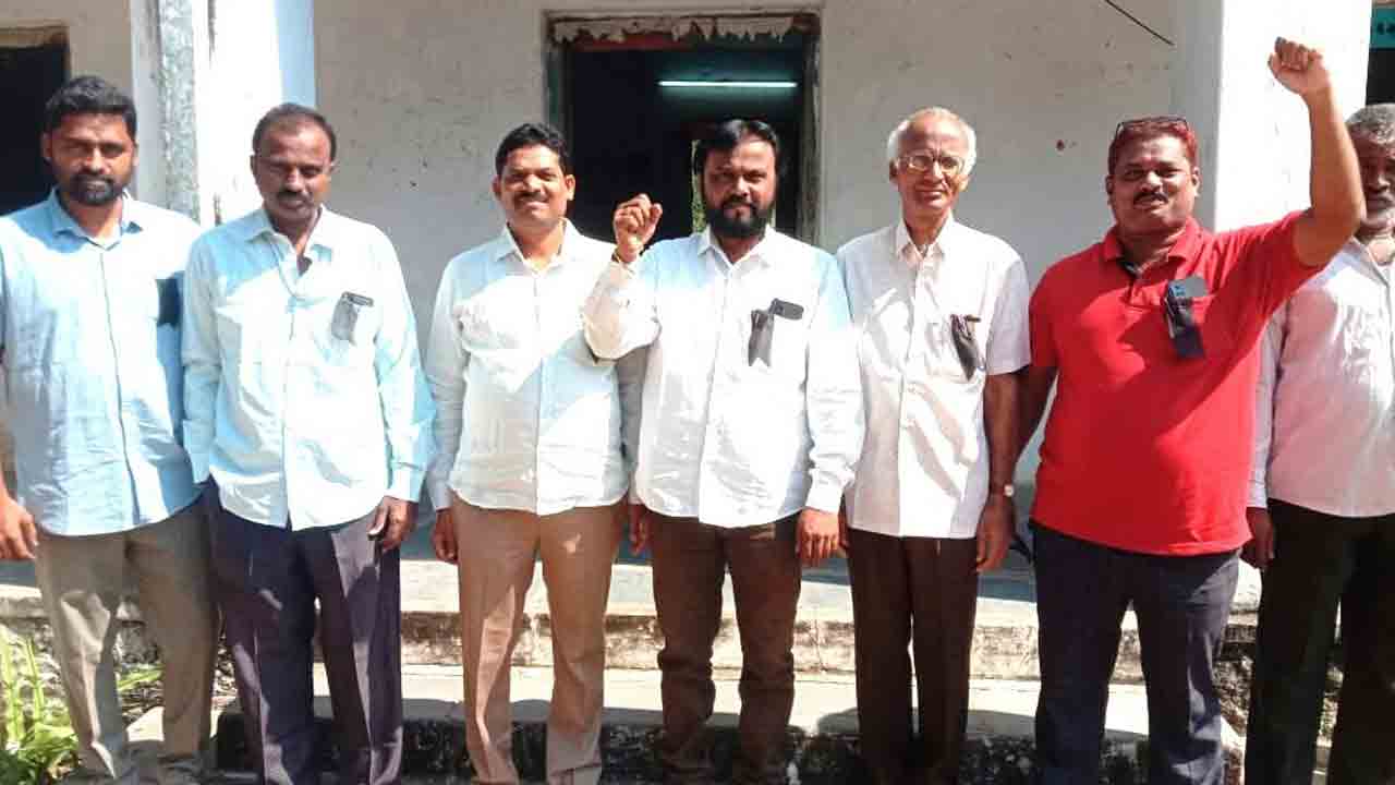 బండి సంజయ్‌ బేషరతుగా క్షమాపణ చెప్పాలి