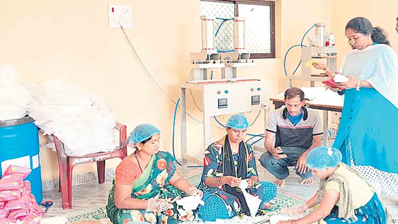 విద్యార్థినులకు ఉచితంగా న్యాప్‌కిన్స్‌