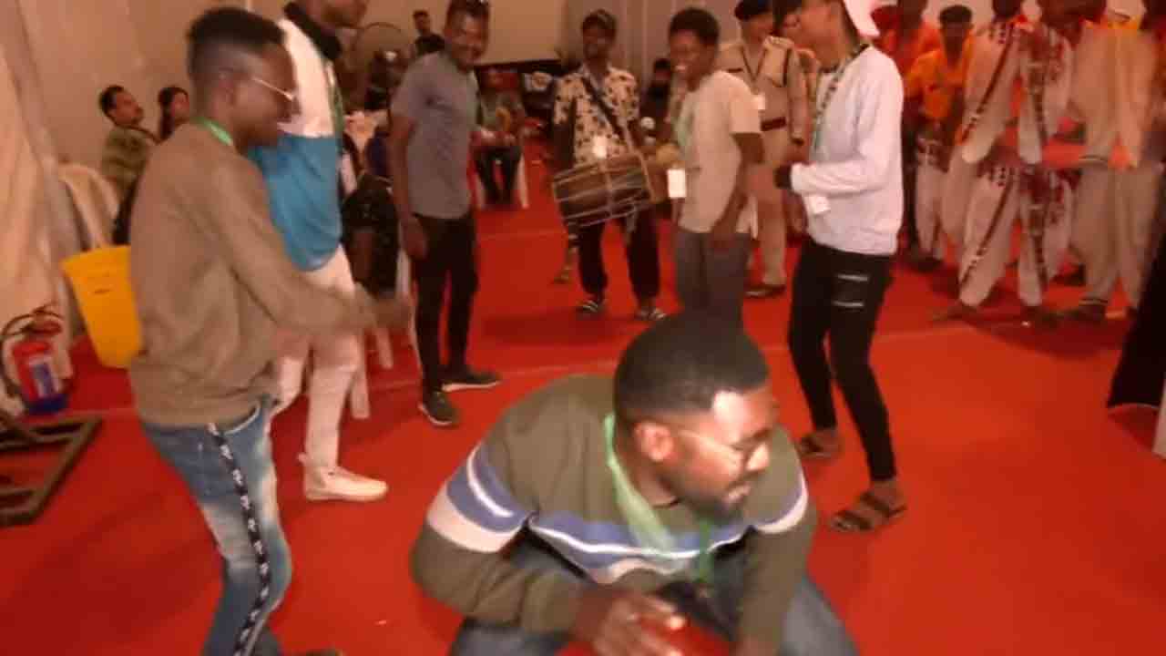 నేషనల్‌ ట్రైబల్ డ్యాన్స్‌ ఫెస్టివల్‌లో ఆఫ్రికా తెగ డ్యాన్స్‌ అదుర్స్‌.. వీడియో