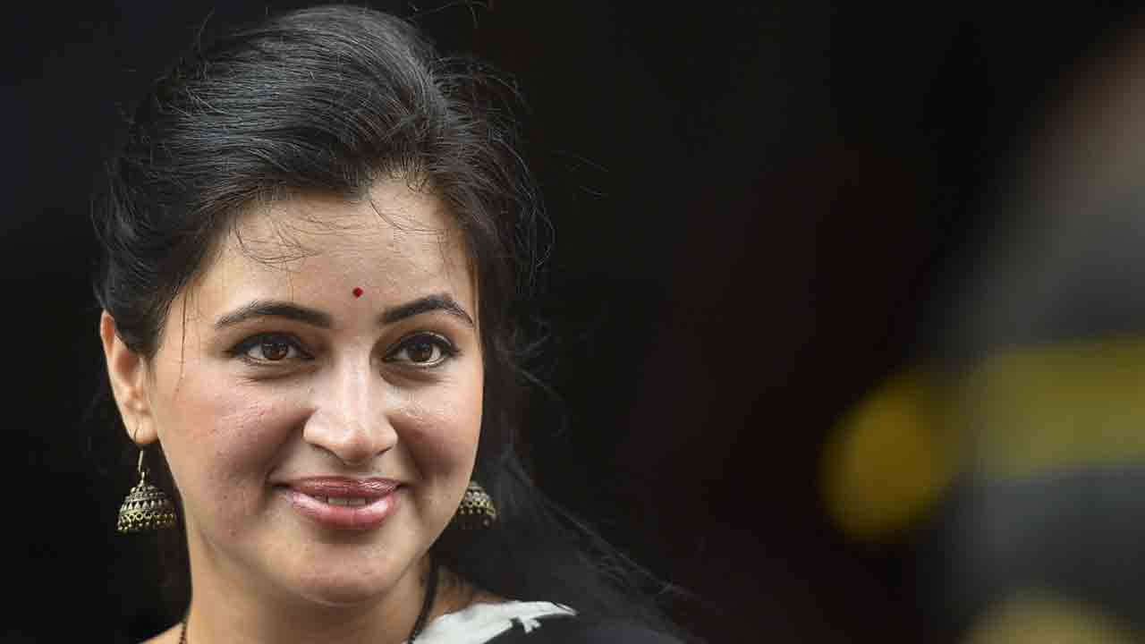 అమరావతి ఎంపీ నవనీత్‌ రాణాపై నాన్‌ బెయిల్‌ వారెంట్‌ జారీ