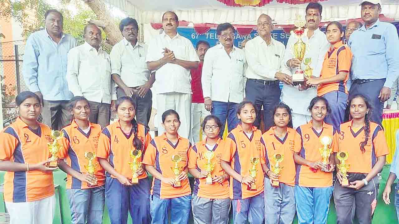 బాల్‌ బ్యాడ్మింటన్‌లో రాణిస్తున్న తిమ్మాపూర్‌ విద్యార్థినులు