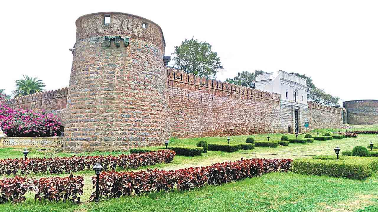 దోమకొండ కోటకు యునెస్యో అవార్టు