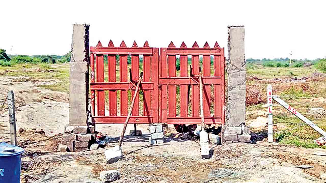 ఆక్రమణలకు అడ్డుకట్ట