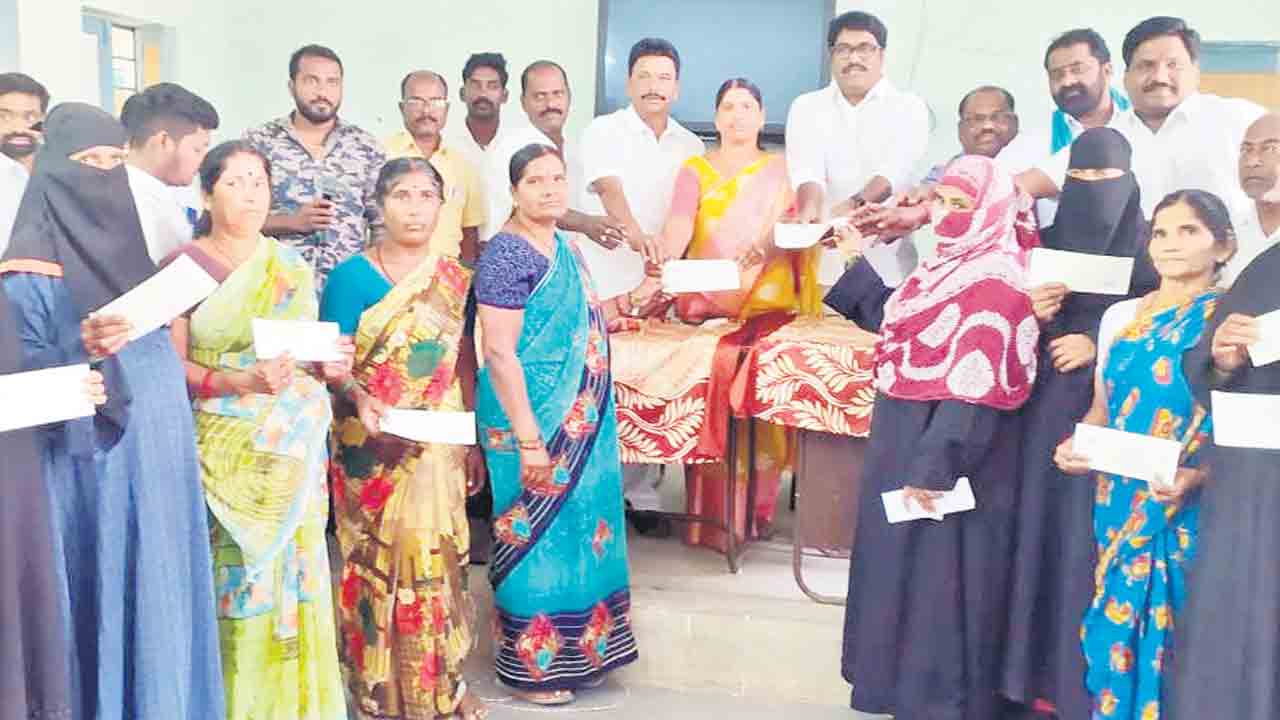 షాదీముబారక్‌, కల్యాణలక్ష్మి చెక్కుల పంపిణీ