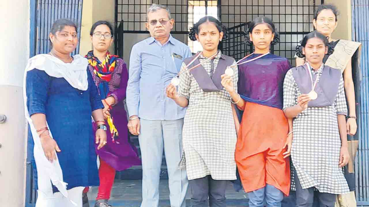 ప్రతిభ చూపారు.. పతకాలు పట్టారు