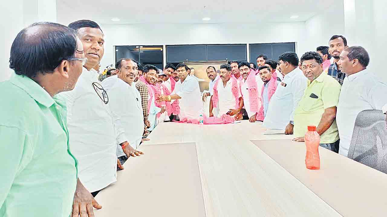 టీఆర్‌ఎస్‌ (బీఆర్‌ఎస్‌)లో బీజేపీ, కాంగ్రెస్‌ నాయకుల చేరిక