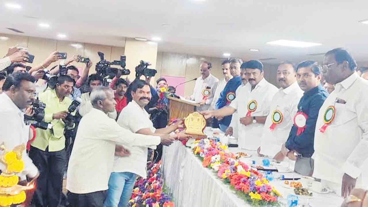 బోధన్‌ మత్స్య పారిశ్రామిక సహకార సంఘానికి ఉత్తమ అవార్డు