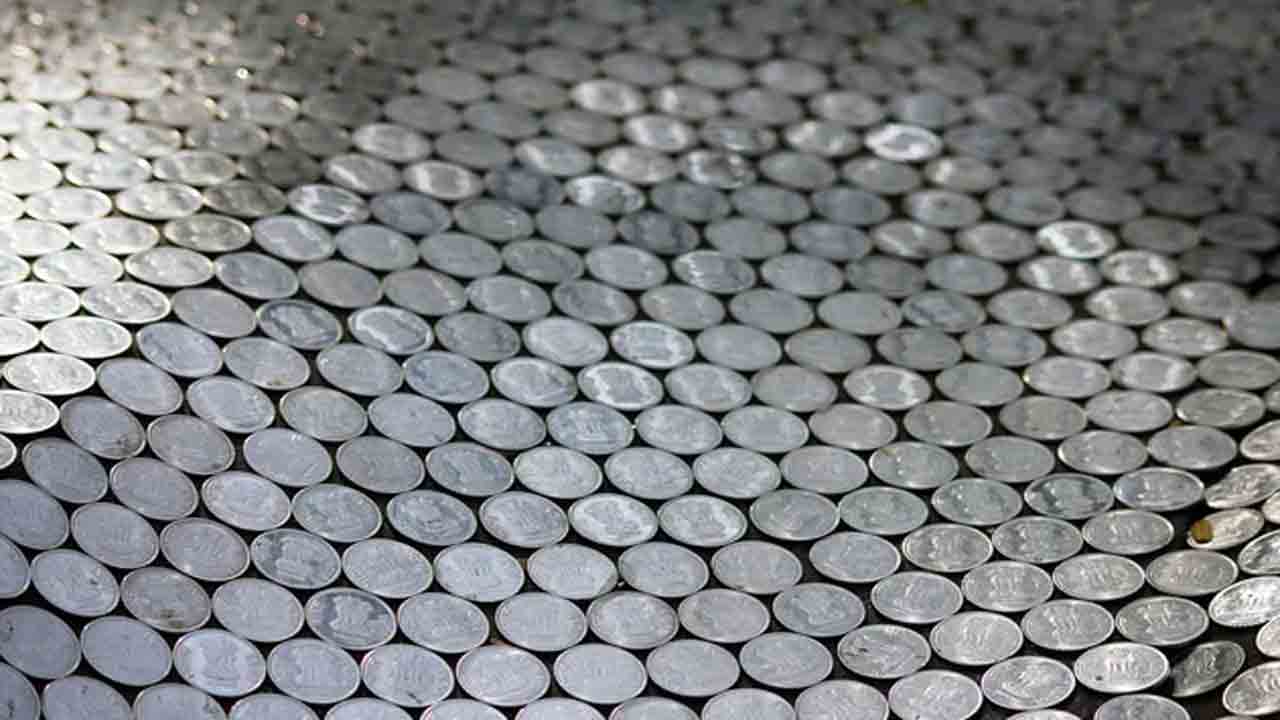 గుజరాత్‌ ఎన్నికల్లో కూలీ పోటీ.. రూపాయి నాణేలతో డిపాజిట్‌ చెల్లింపు