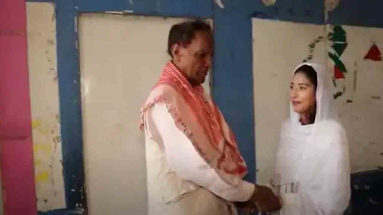 70 ఏళ్ల వృద్ధుడు, 19 ఏళ్ల యువతి మధ్య ప్రేమ.. పెళ్లితో ఒక్కటైన జంట