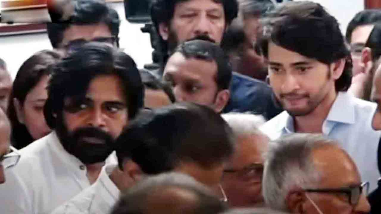 కృష్ణ భౌతికకాయానికి ప్రముఖుల నివాళి.. మహేష్‌ బాబును ఓదార్చిన పవన్‌ కల్యాణ్‌