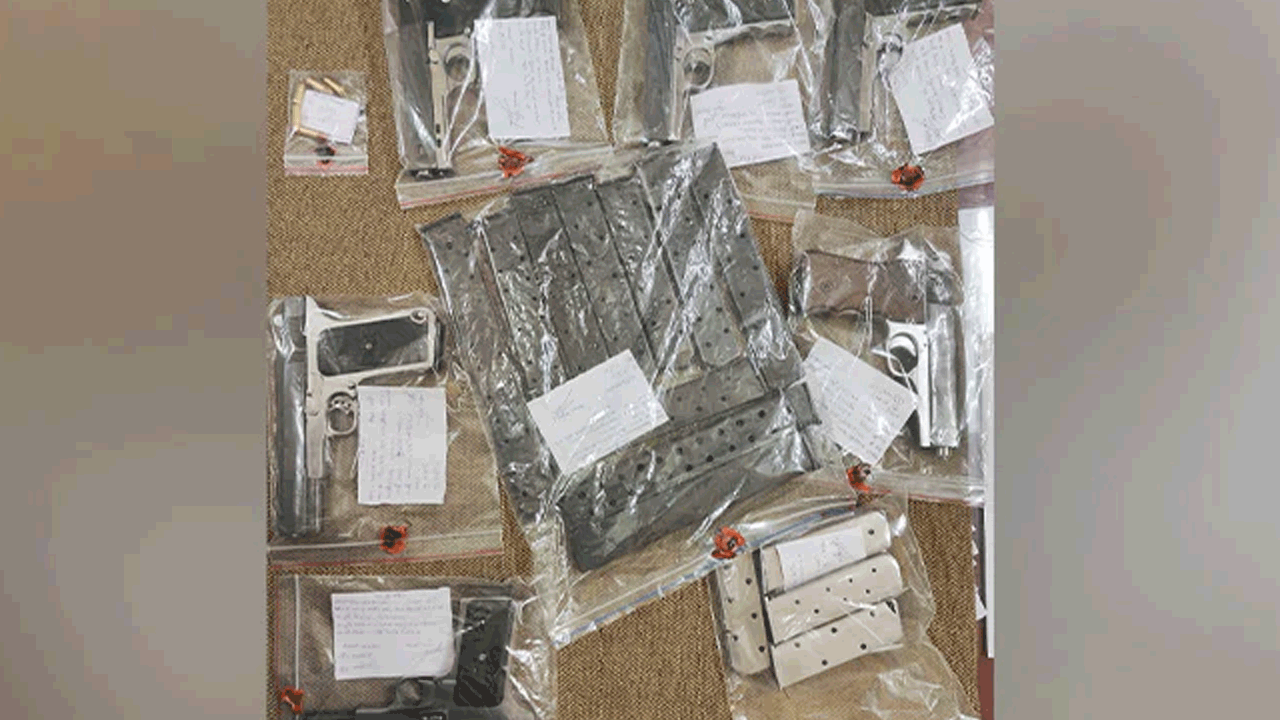 కారులో అక్రమంగా తరలిస్తున్న ఆయుధాలు సీజ్‌.. 90 కిలోమీటర్లు చేజ్‌ చేసి పట్టుకున్న పోలీసులు