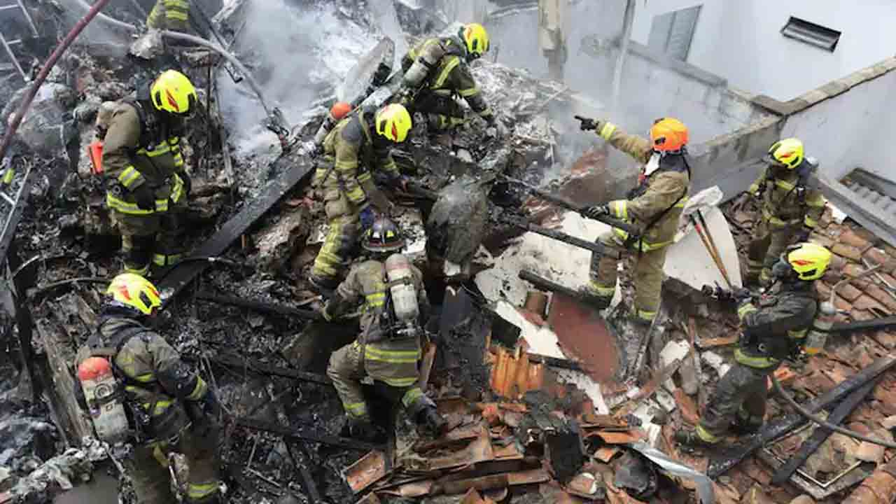 Plane Crashes | భవనంపై కుప్పకూలిన విమానం.. ఎనిమిది మంది మృతి..!