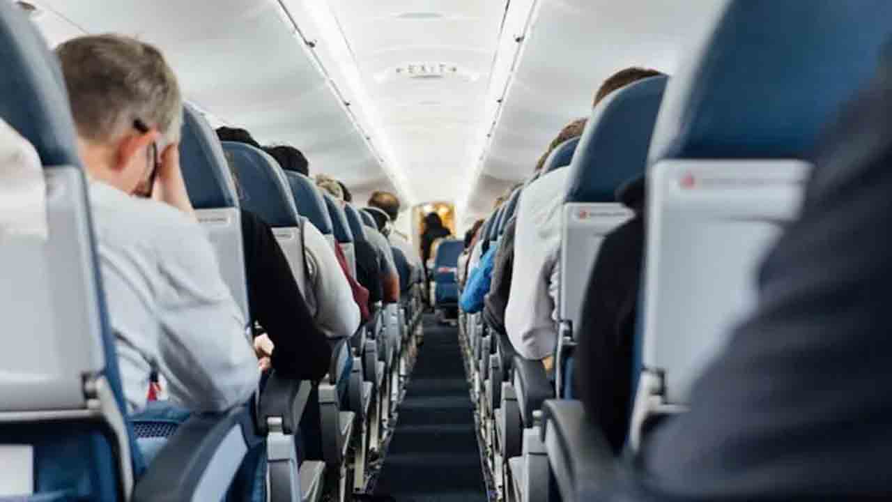 తప్ప తాగి… విమానంలో మూత్ర విసర్జన చేసి వ్యక్తి