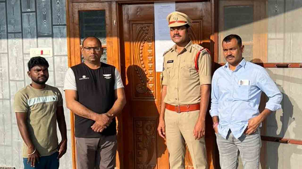 బండి అనుచరుడికి సిట్‌ నోటీసులు