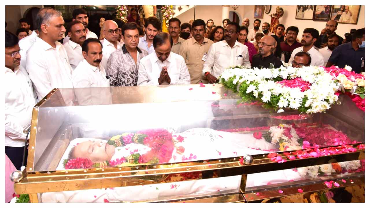 Politicians Paid Tribute to Super Star Krishna..
