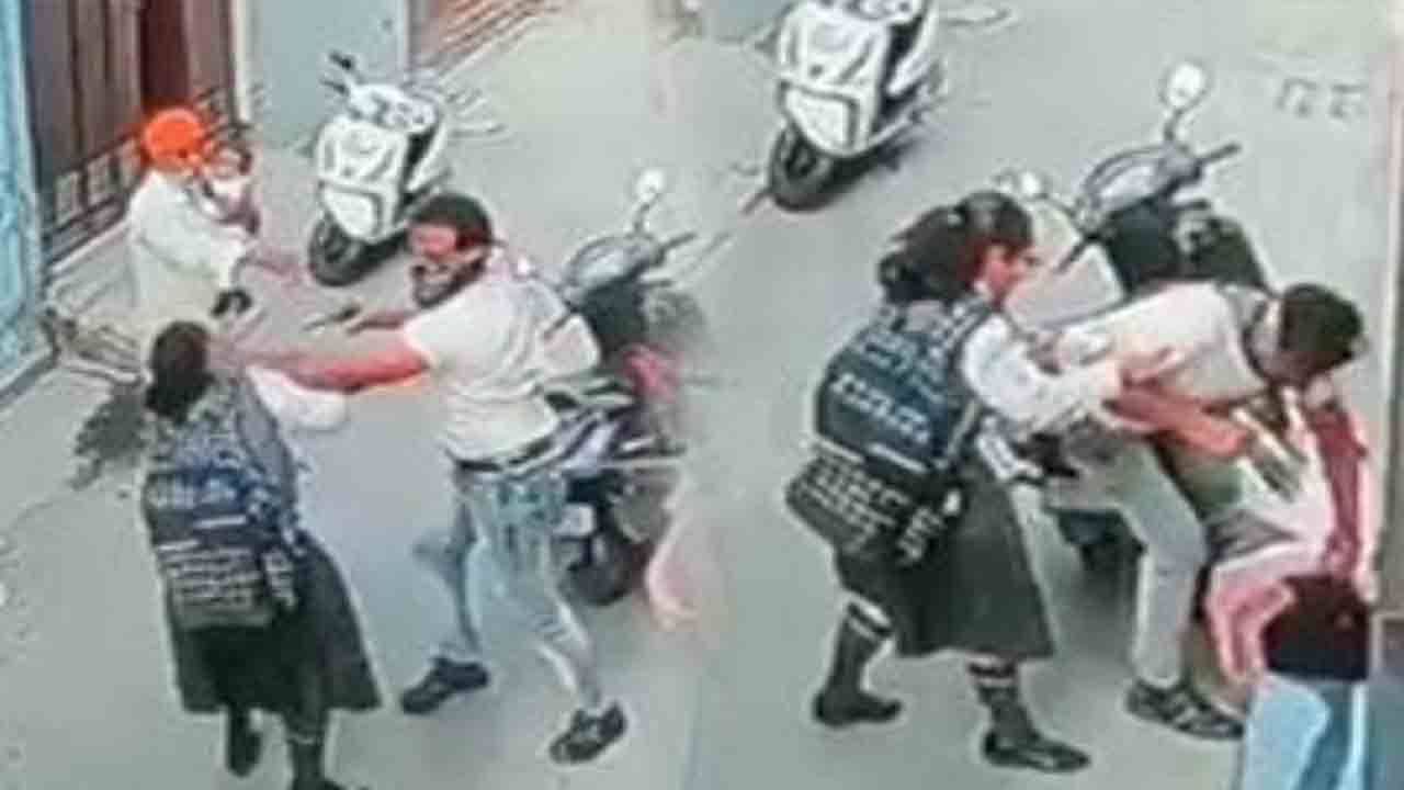 Watch: గన్‌తో బెదిరించి మహిళ మెడలోని చైన్‌ దోపిడీ.. అడ్డుకోబోయిన బాలికపై దాడి