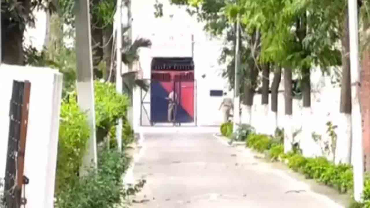 జైలులో రెండు గ్యాంగ్‌ల మధ్య ఘర్షణ… ఖైదీలు, పోలీసులకు గాయాలు