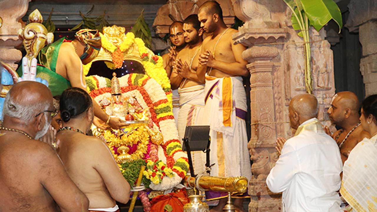 తిరుమల శ్రీవారి ఆలయంలో నేడు పుష్పయాగం.. ఆర్జిత సేవలు రద్దు
