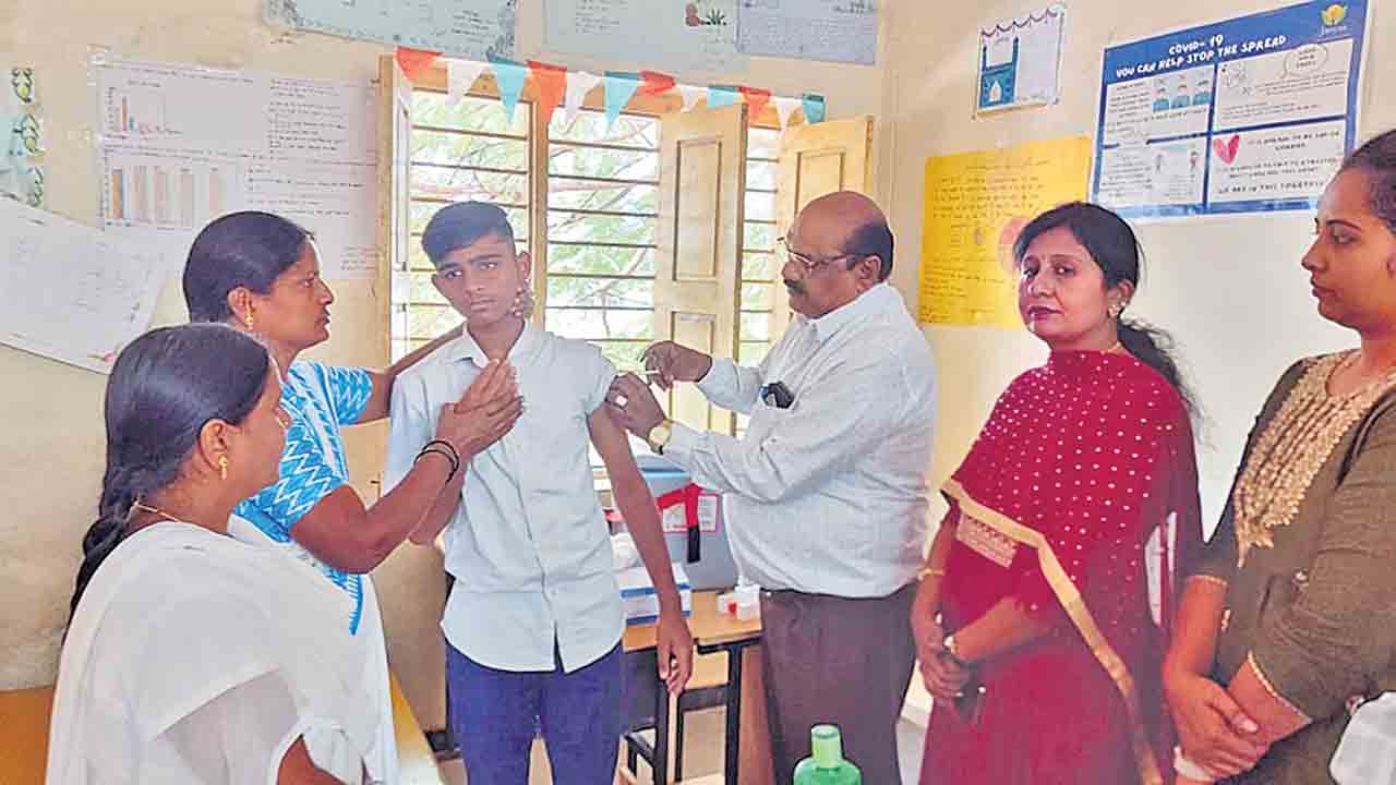 టీకాలను వేయించుకోండి