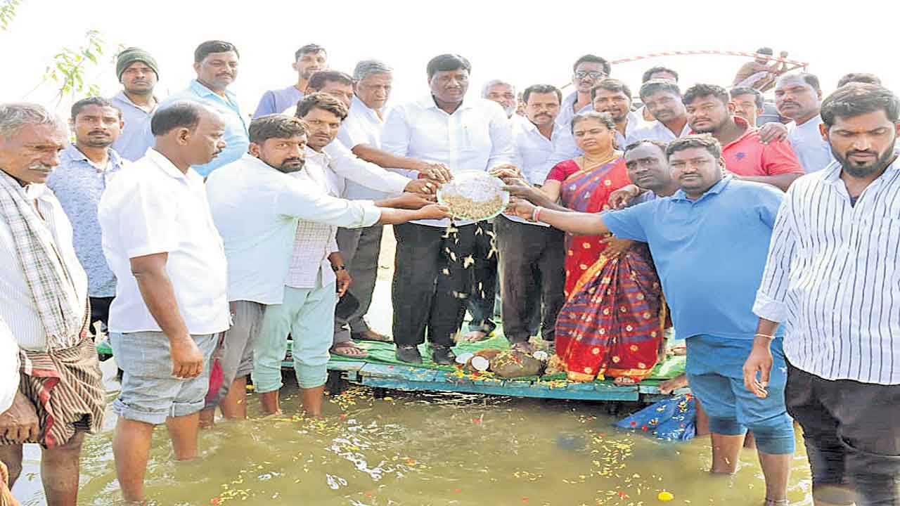 మత్స్యకారుల ఆర్థికాభివృద్ధికి ప్రభుత్వం చేయూత